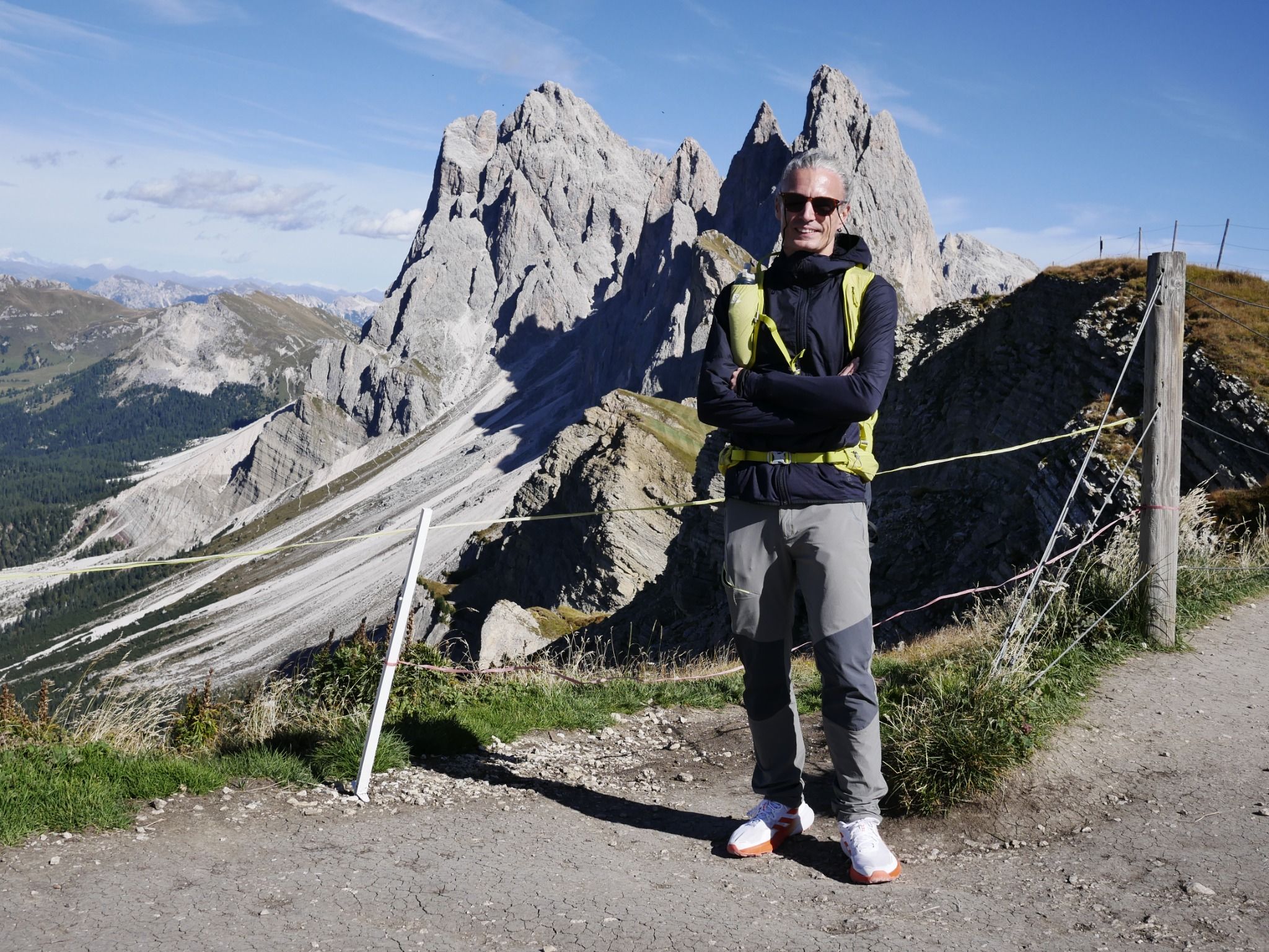 Marcus beim Wandern vor den markanten Felsgipfeln der Dolomiten